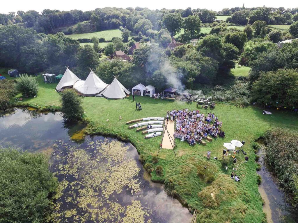 Telt til bryllup. Udendørs bryllupsfest med 3 stk. tipier fra Nordic Tipi