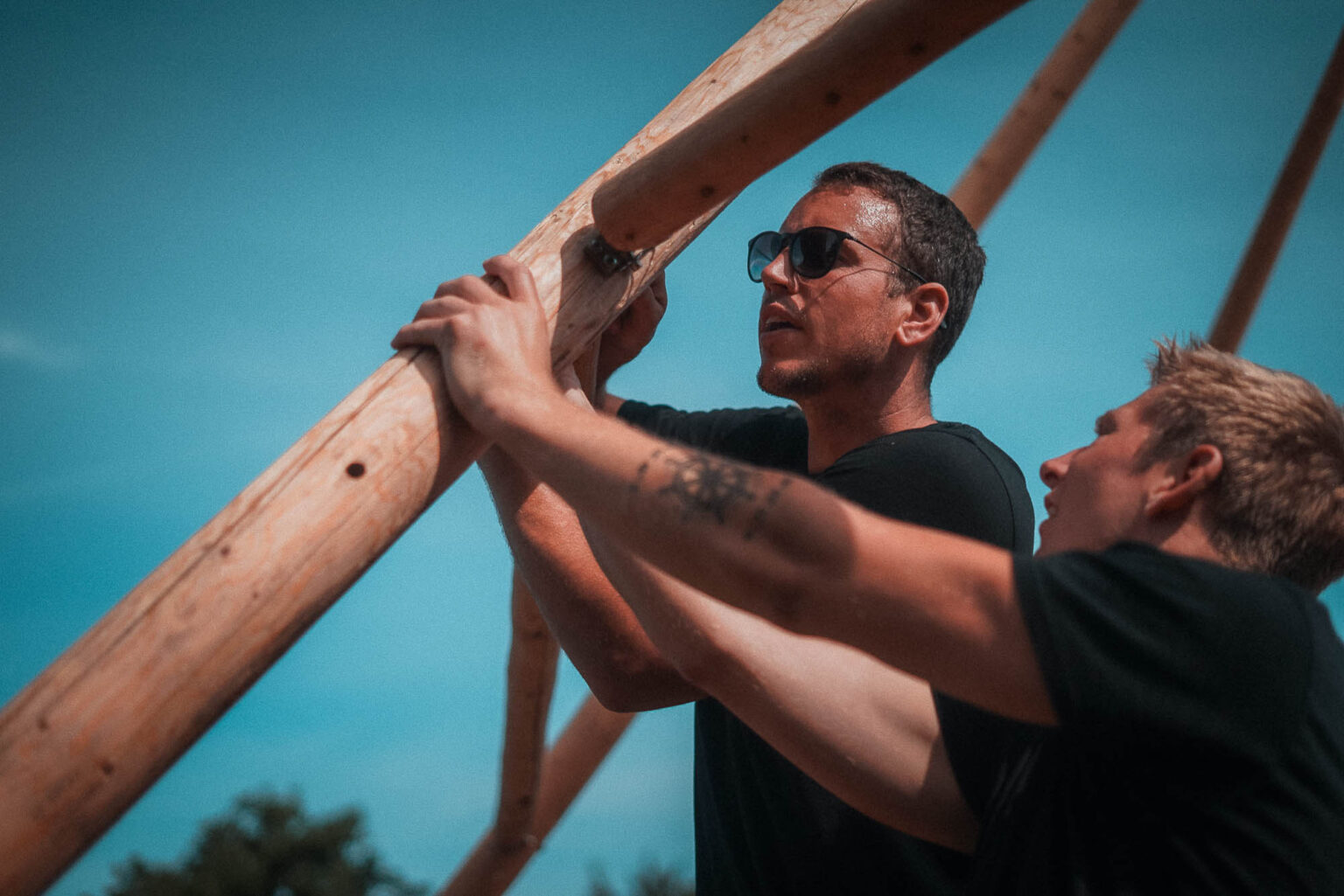 Teamleder i gang med at opsætte en tipi