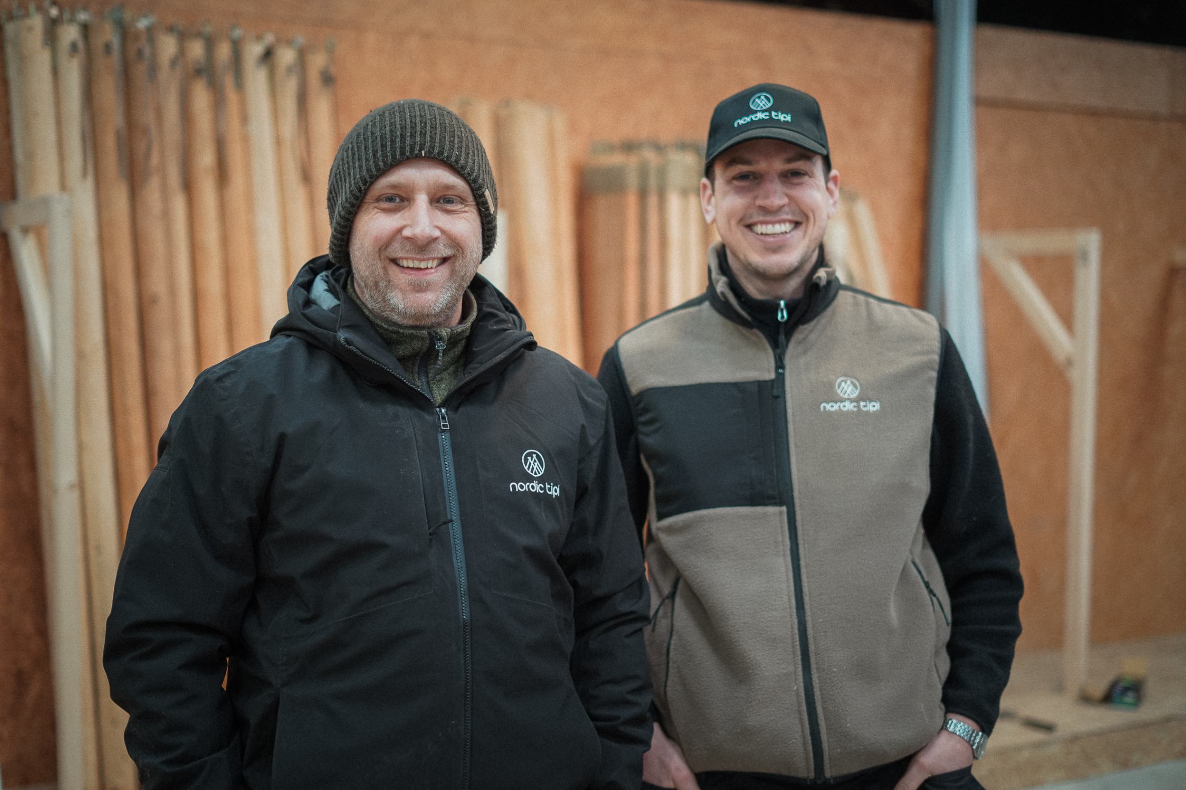 To smilende mænd i Nordic Tipi arbejdstøj